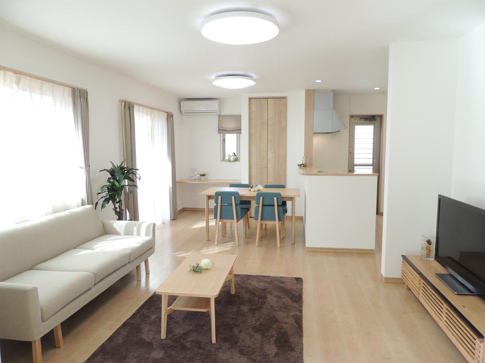 Living. LDK of bright and natural impression.  [H No. land]