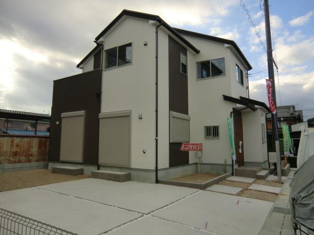 Local appearance photo. Local (11 May 2013) shooting parking two or more possible with solar power