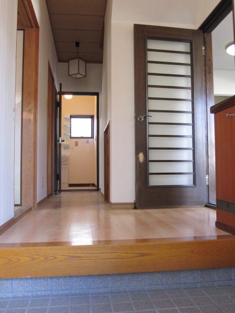 Entrance. Entrance is also widely, Also it comes with a shoebox. 