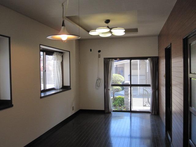 Living. There is also a bay window, Bright living. 