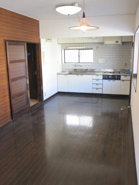 Living. It is a big satisfaction to the size of the living room. 