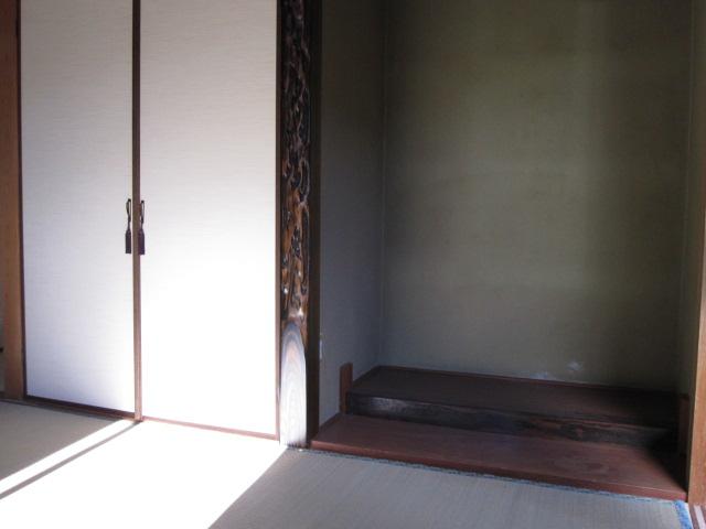 Non-living room. Respectable alcove. 