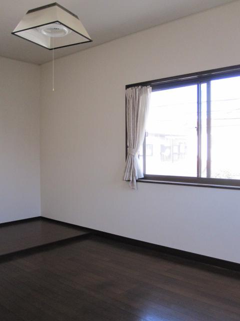 Non-living room. Perfect for the bedroom. 