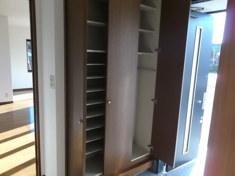 Entrance. Easy storage Shoebox of large capacity