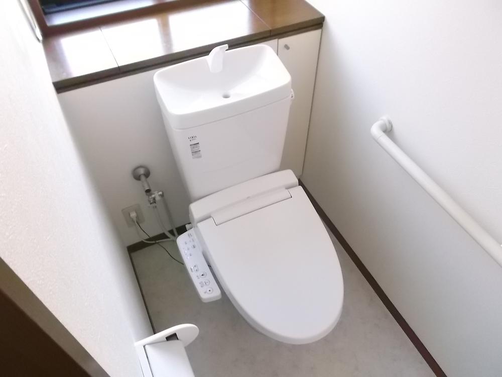 Toilet. First floor toilet (December 2013) Shooting