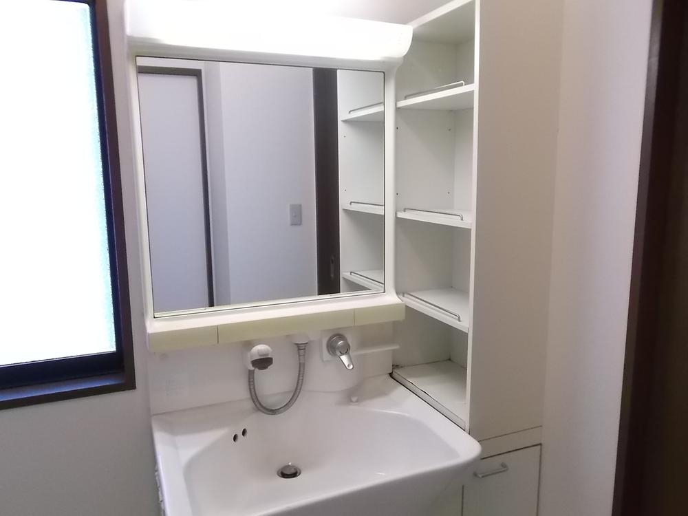 Wash basin, toilet. Indoor (12 May 2013) Shooting