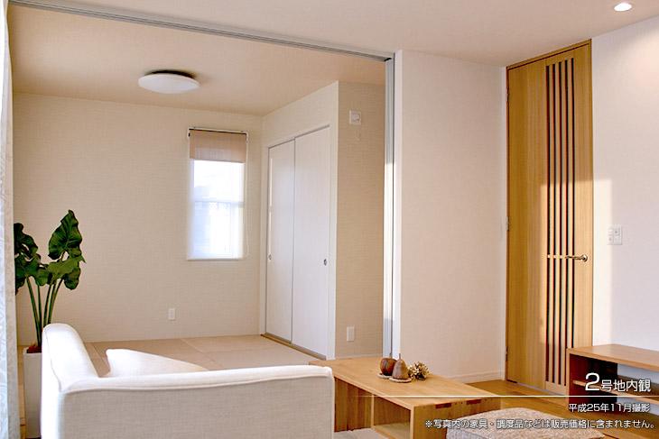 Living.  [No. 2 place] [Introspection Photo] 2013 November shooting  ※ Furniture in the photos ・ Such as furniture are not included in the price. 