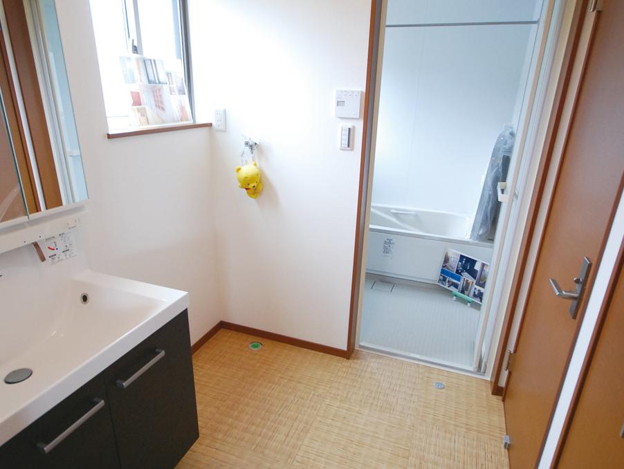 Wash basin, toilet. Straight subsequent wash from the kitchen ・ bathroom. The placement, which was considered the efficiency of the housework.