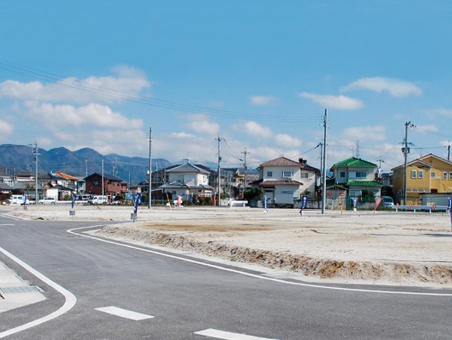 Local appearance photo. Blessed with a quiet environment, Bright and spacious large subdivision.