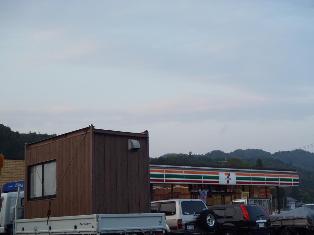 Convenience store. 640m to Seven-Eleven