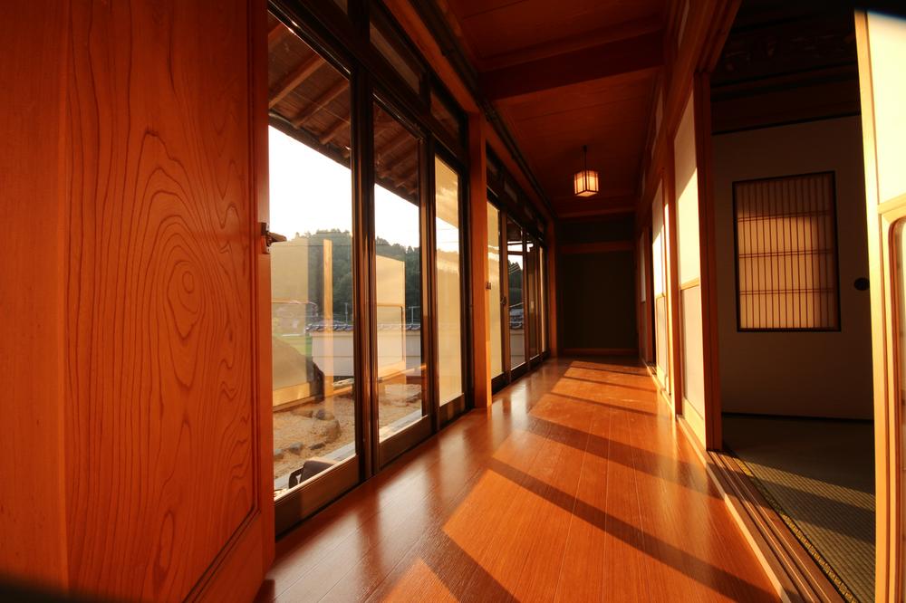 Non-living room. Wide green