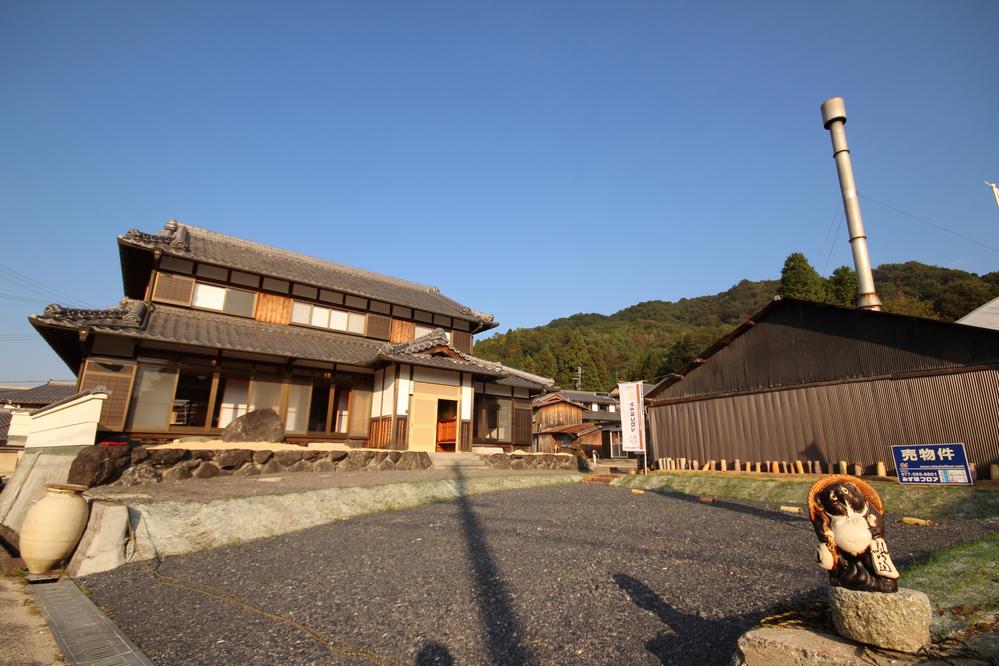 Local appearance photo. Local (11 May 2013) Shooting