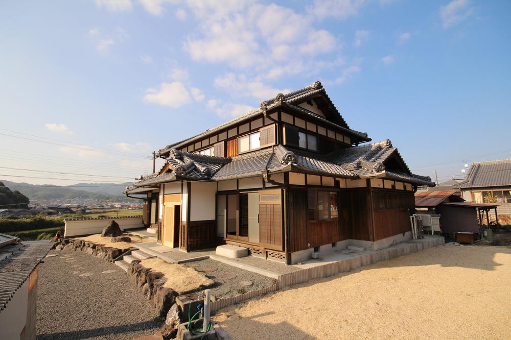 Local appearance photo. Local (11 May 2013) Shooting