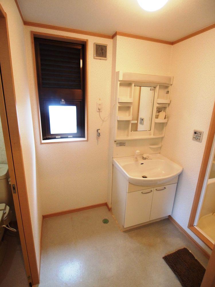 Wash basin, toilet. Indoor (September 2013) Shooting