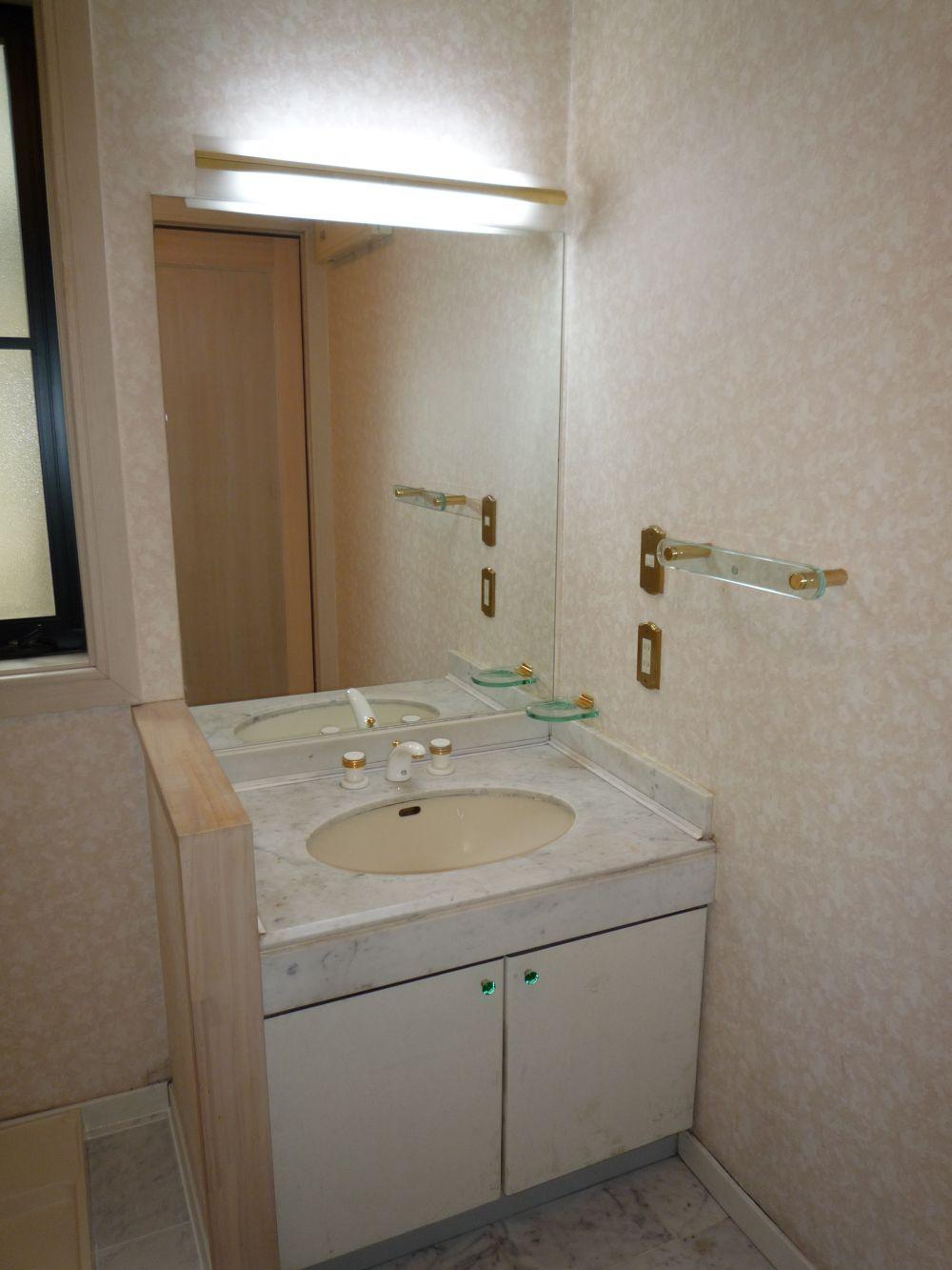 Wash basin, toilet. Large, easy-to-use mirror.