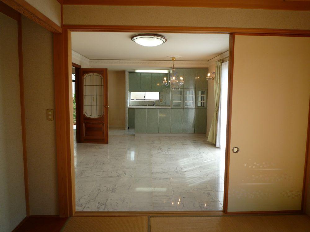 Living. It is living from the Japanese-style room. Sunshine is pleasant.