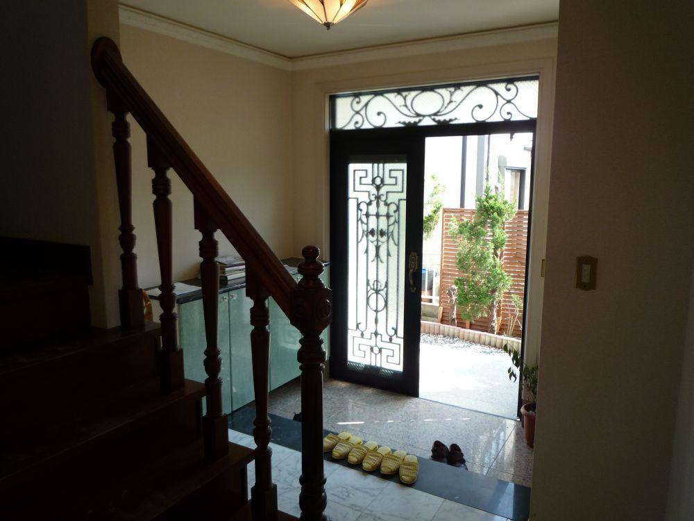 Entrance. It is like a scene from a movie. Local (January 2012) shooting