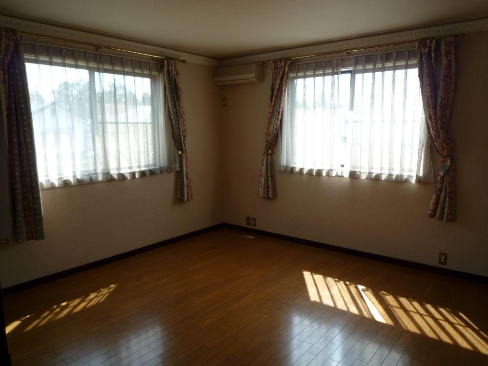 Non-living room. Sunny! wide!