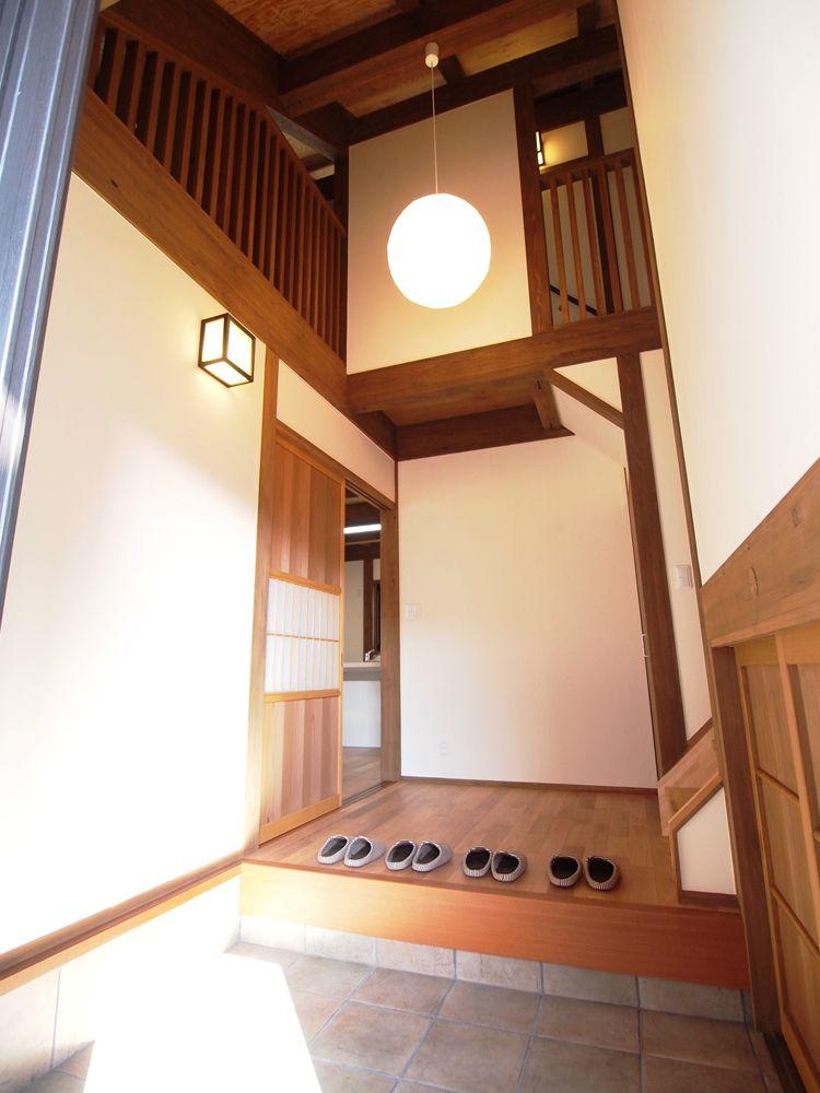 Entrance. Local (11 May 2013) Shooting A feeling of freedom by taking advantage of the slope of the large roof Entrance atrium