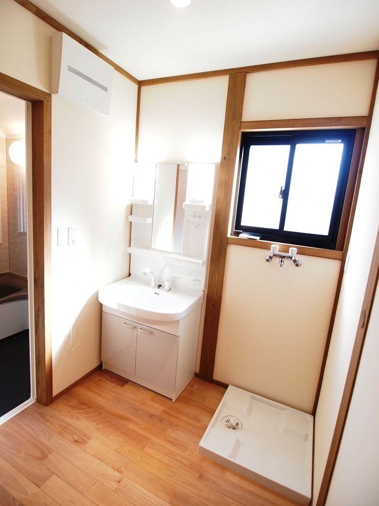 Wash basin, toilet. Indoor (11 May 2013) Shooting