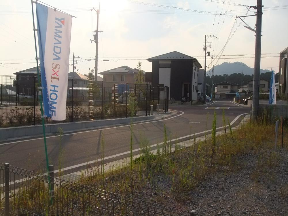 Local photos, including front road. Local (09 May 2013) Shooting Front is the park.