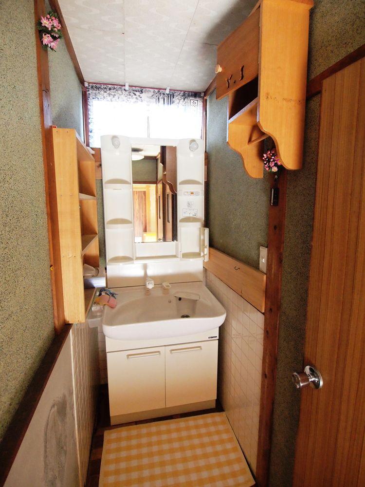 Wash basin, toilet. Indoor (February 2013) Shooting