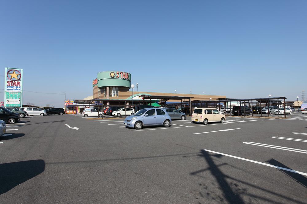 Supermarket. 1042m to superstar Green Hill shop