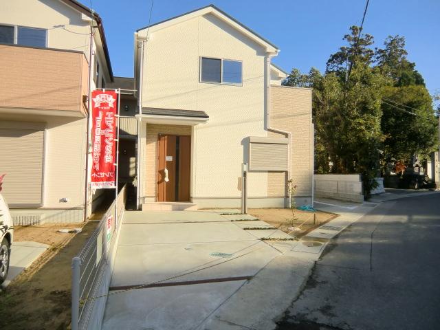 Local photos, including front road. Local (11 May 2013) Shooting