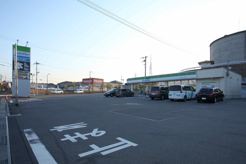 Convenience store. 20m to FamilyMart Kusatsu shine dori