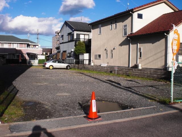 Local photos, including front road. A pane view