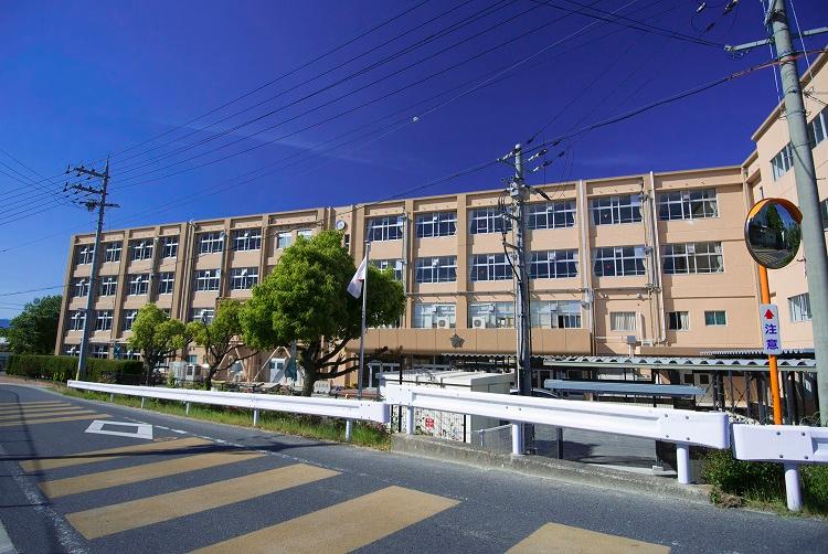 Junior high school. Roue until junior high school 1370m