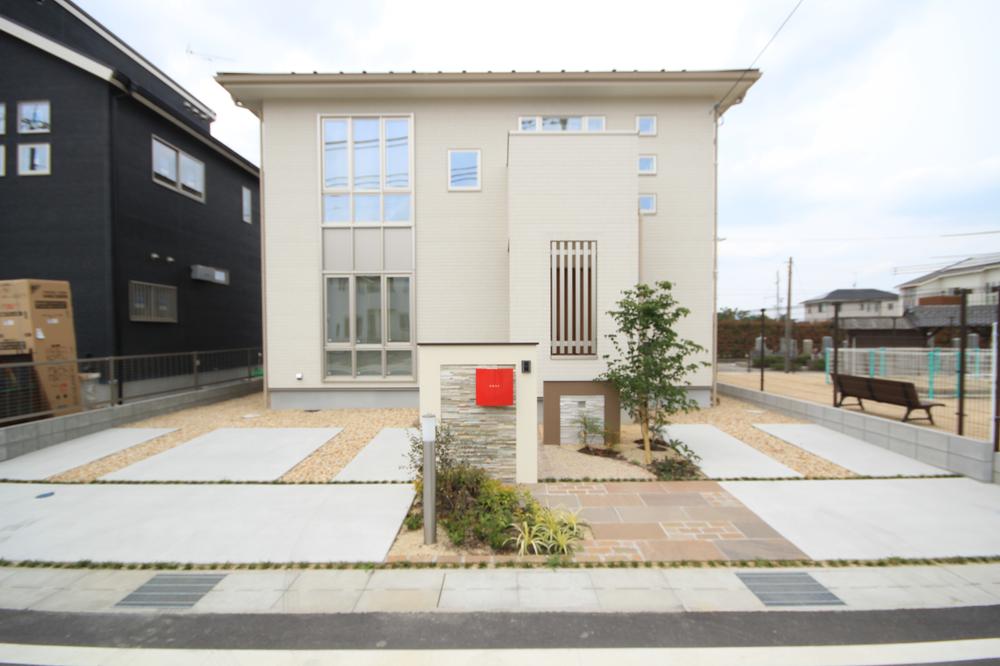 Building plan example (exterior photos). Spacious parking 3 cars! Sudden visitor is also okay! (Our example of construction)