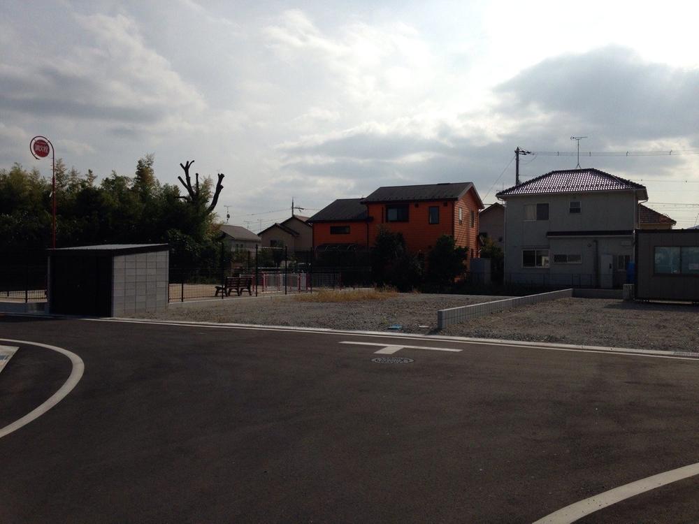 Local photos, including front road. East side park, In the south the river, Day is good for a good location.