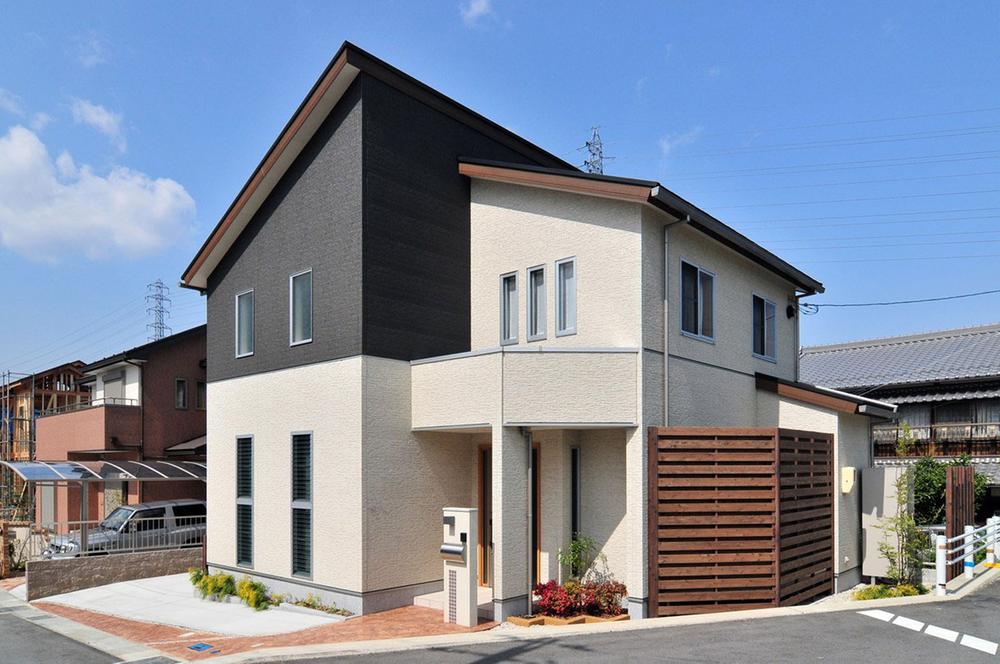 Building plan example (exterior photos). Sale already the city average (photograph is a thing of another subdivision)