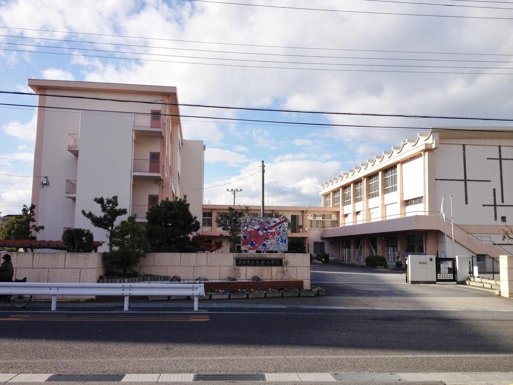 Primary school. 896m to Kusatsu Municipal Yagura Elementary School