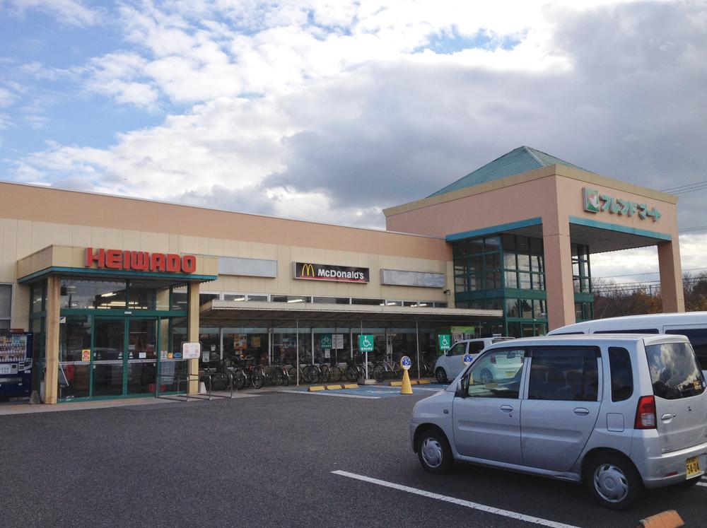 Supermarket. 1317m to Friend Mart Oiwake shop