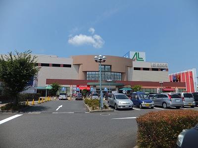 Shopping centre. 1000m to LaLaport