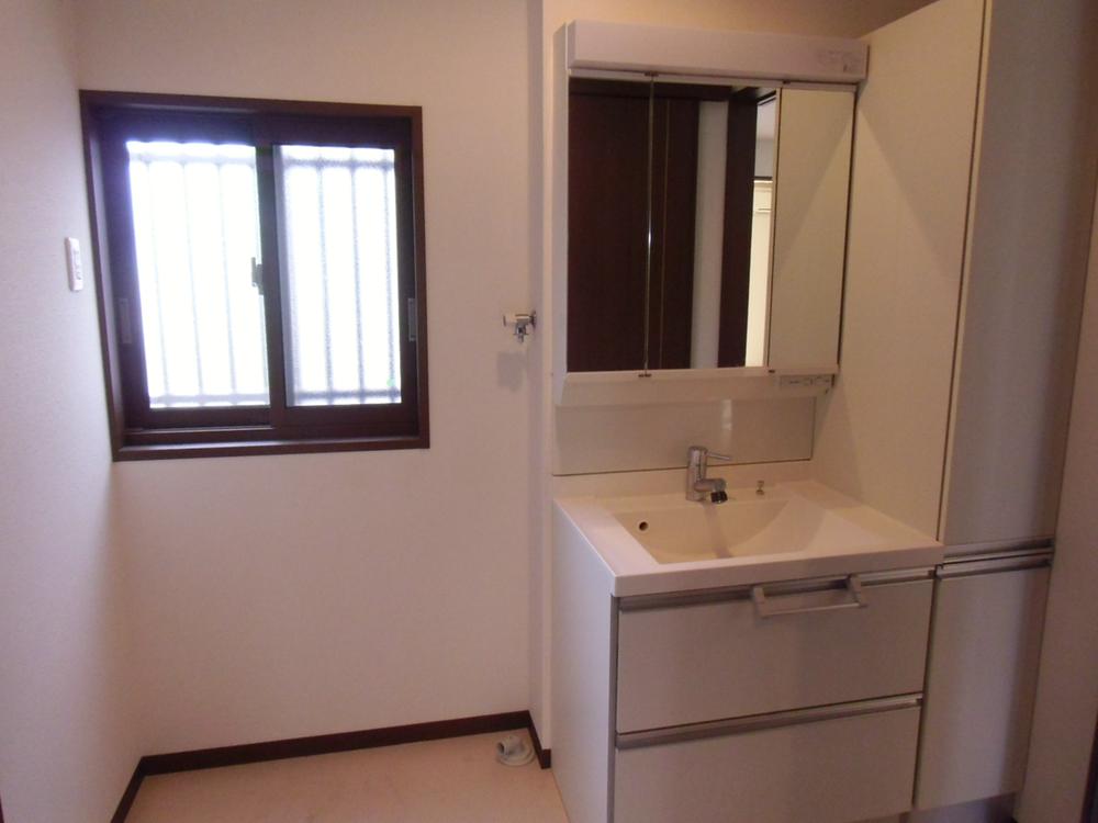 Wash basin, toilet. Indoor (11 May 2013) Shooting