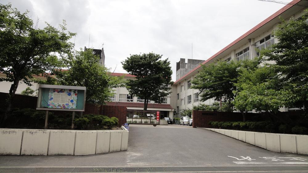 Primary school. Kirihara to East Elementary School is a beautiful building with a 960m wide schoolyard.