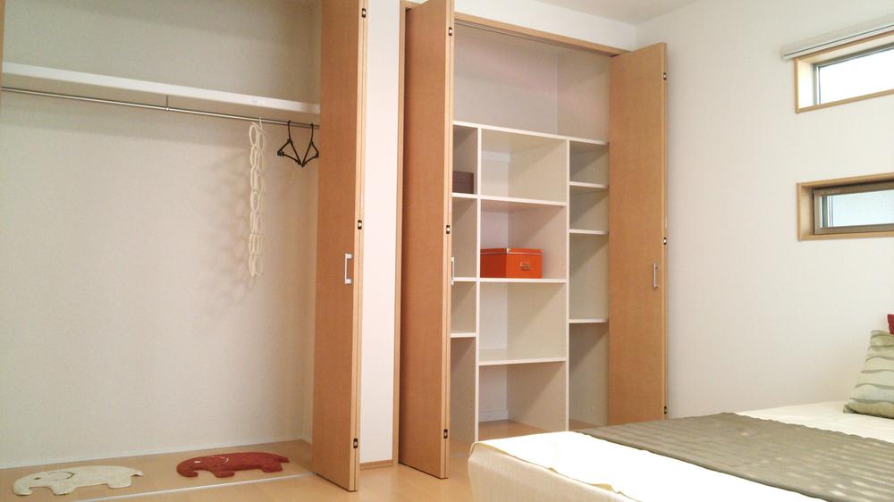 Non-living room. Closet of the master bedroom, Storage capacity significantly up in the carpenter fixtures shelf "erabo"!