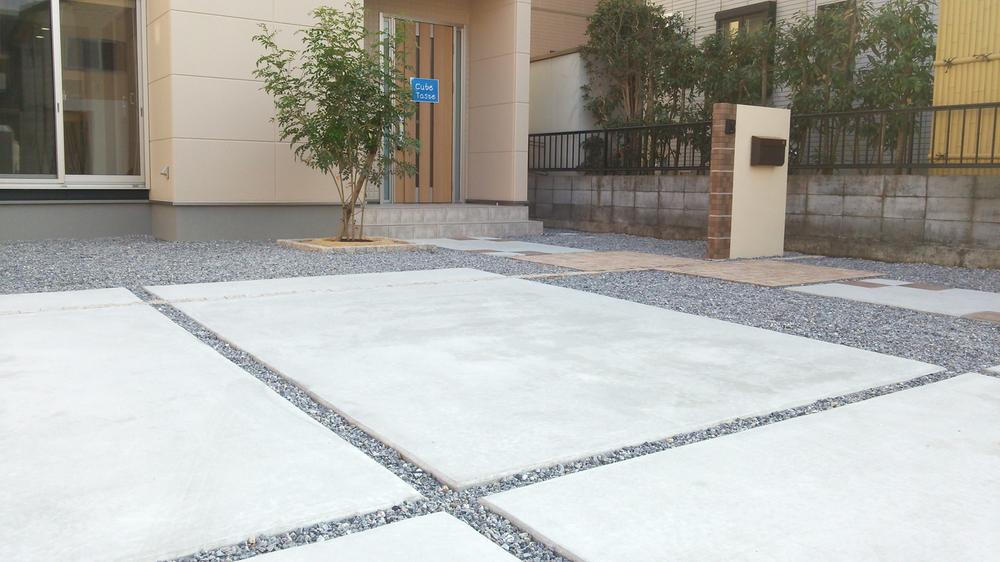 Other Equipment. Standard Specifications: parking Doma 2 cars, Entrance approach, Color monitor with intercom, Post gatepost, Leveling floors site the entire surface of crushed stone