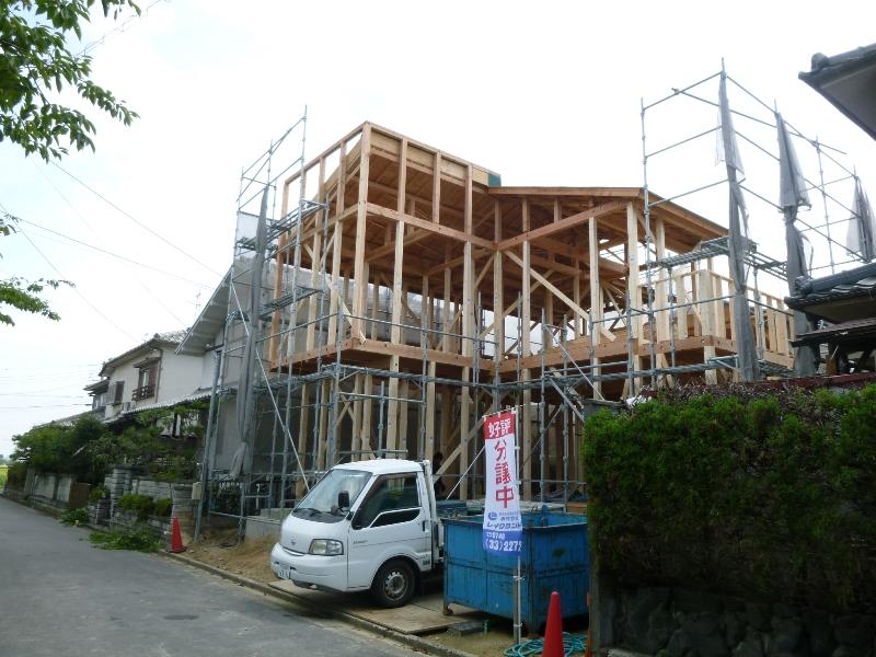 Local photos, including front road. Local (August 2013) completion of framework during shooting