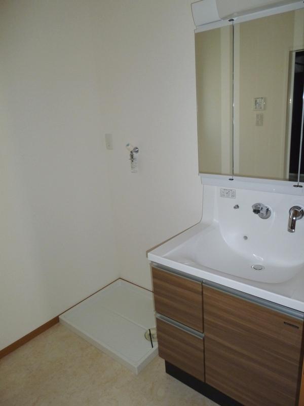 Wash basin, toilet. Indoor (11 May 2013) Shooting