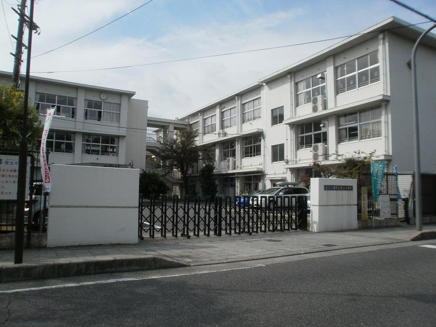 Primary school. It omihachiman stand Azuchi to elementary school 717m