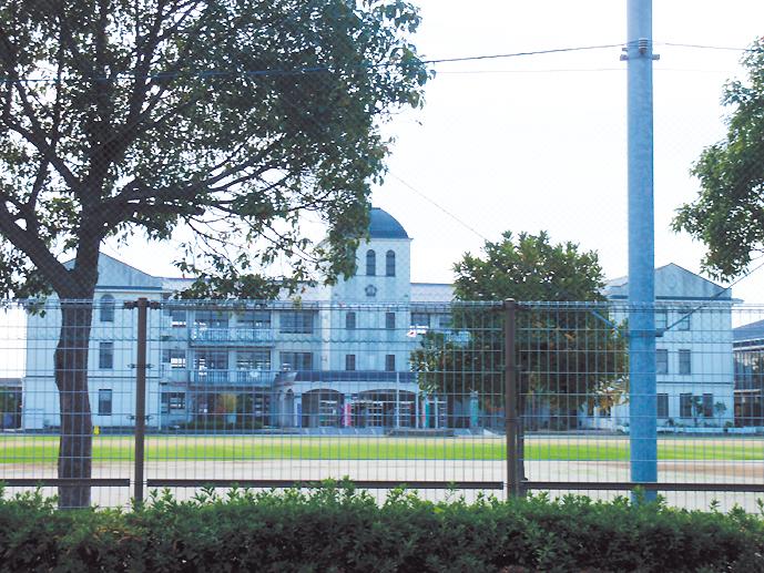 Primary school. Omihachiman City Mabuchi to elementary school 500m