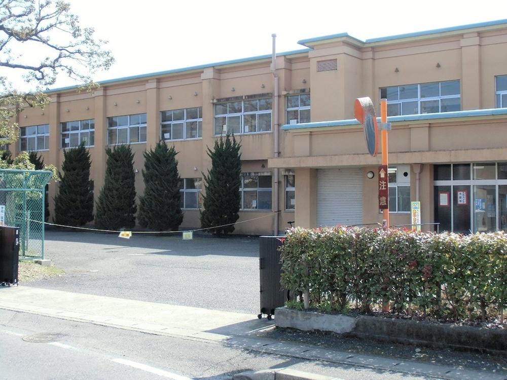 Primary school. Louxo until elementary school 330m