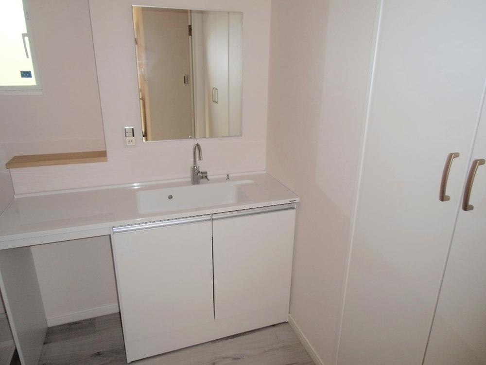 Wash basin, toilet. Indoor (11 May 2013) Shooting