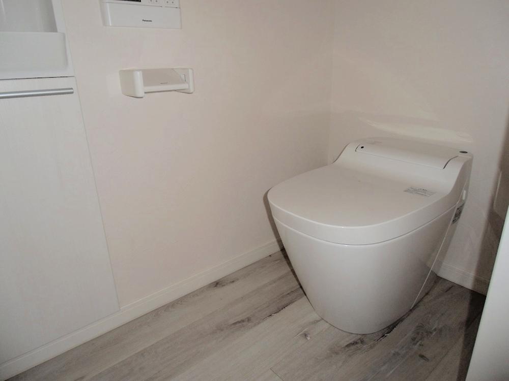 Toilet. Indoor (11 May 2013) Shooting