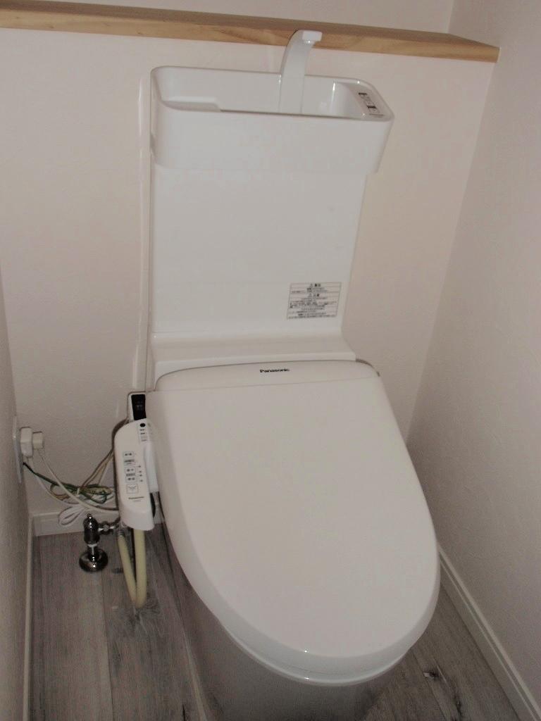 Toilet. Indoor (11 May 2013) Shooting