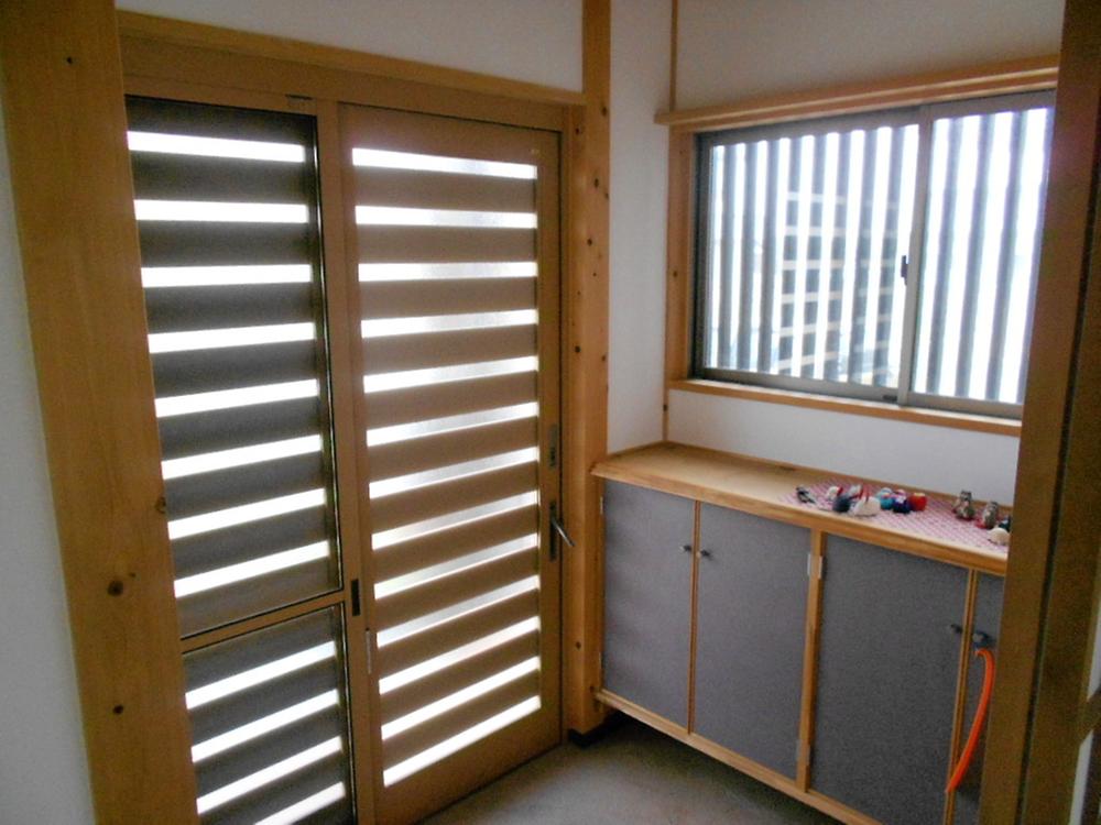 Entrance. Local (September 2013) Shooting